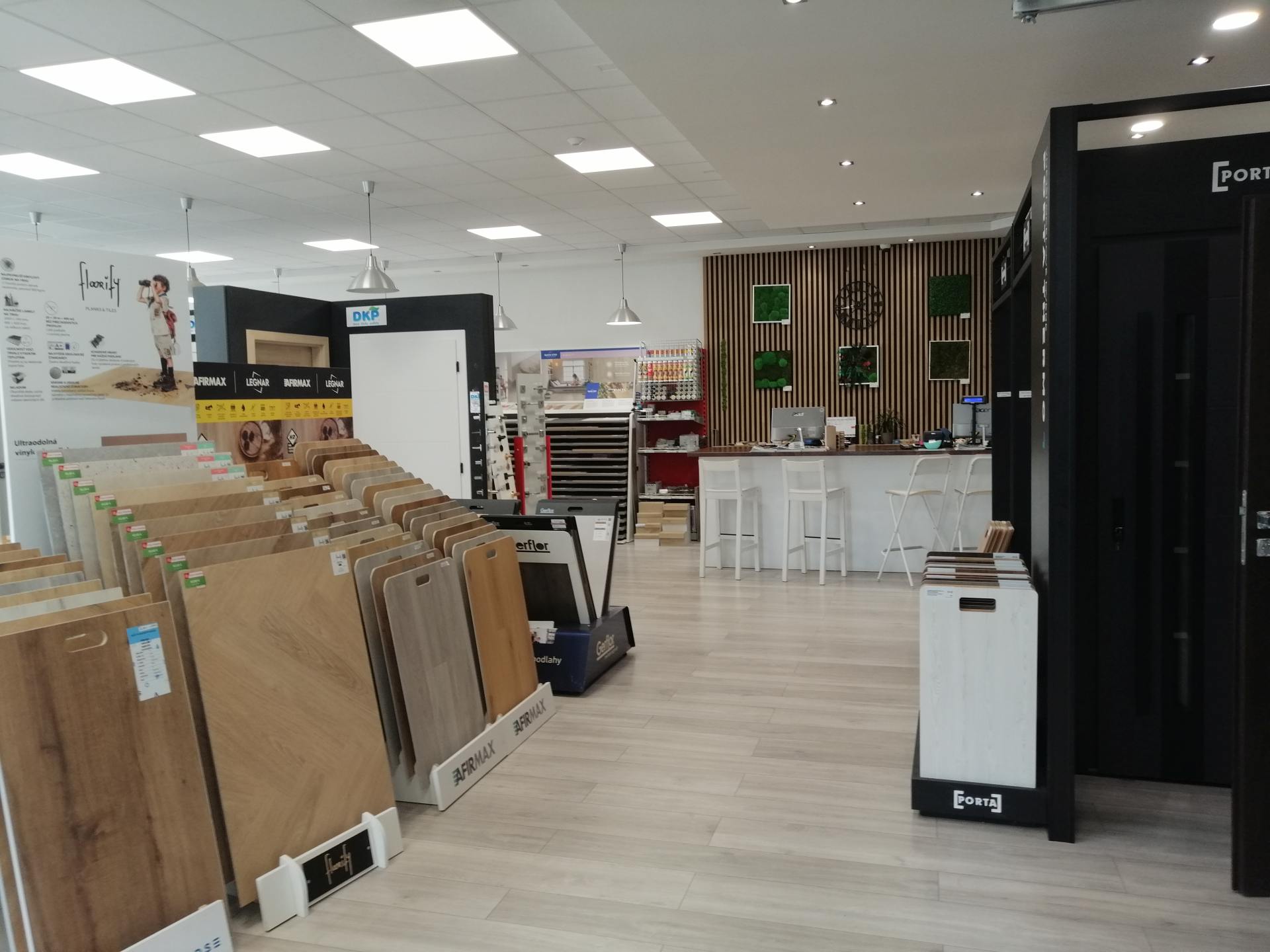 Dvere a podlahy s online showroomom a montážou